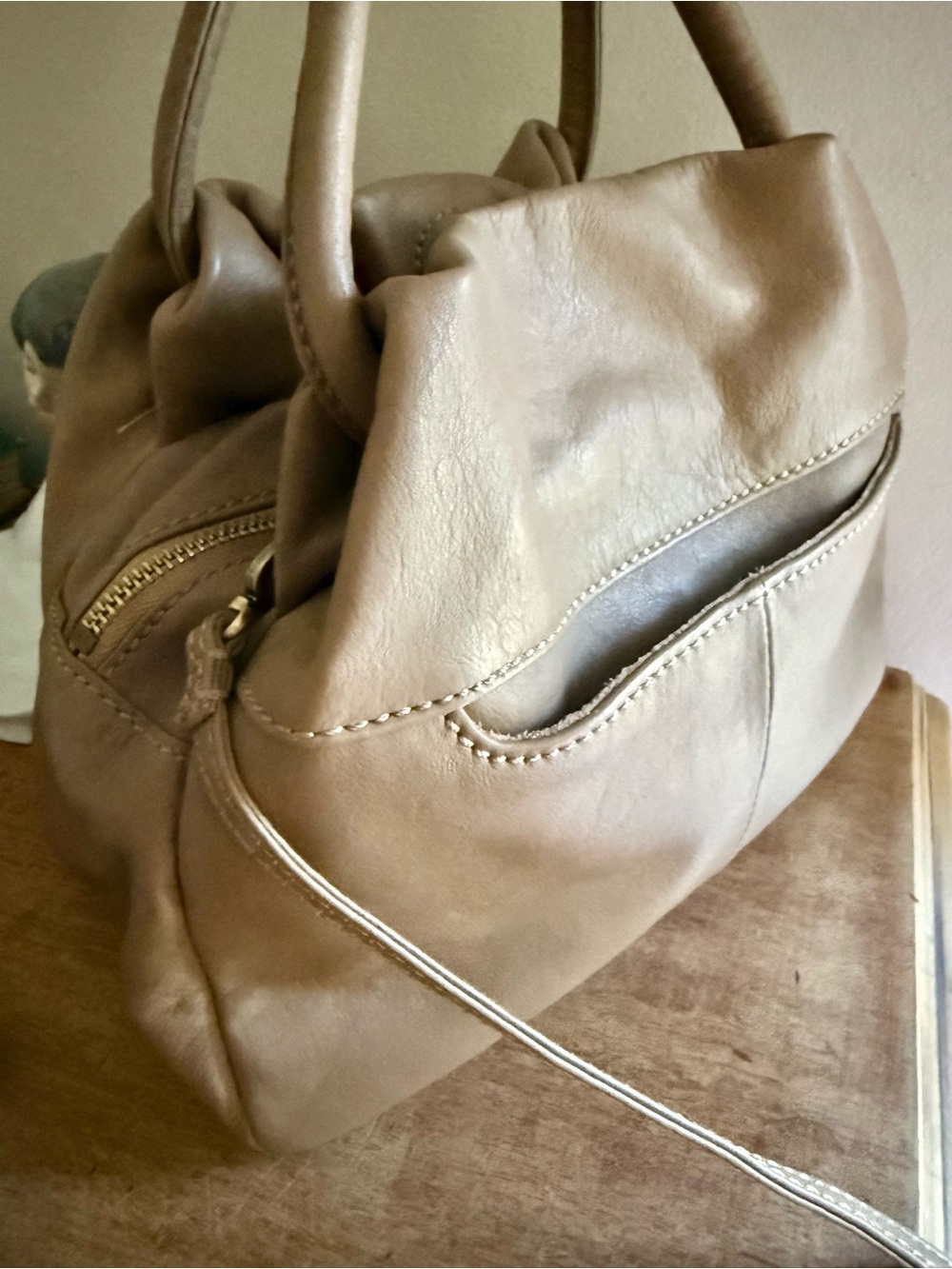 New HOBO International Darling Slouchy bag in a taupe leather - Picture 5 of 12